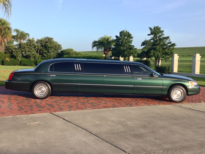 1st Image of a 1999 LINCOLN TOWN CAR