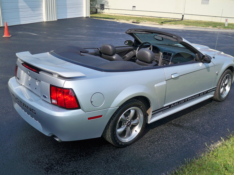 4th Image of a 2004 FORD MUSTANG GT