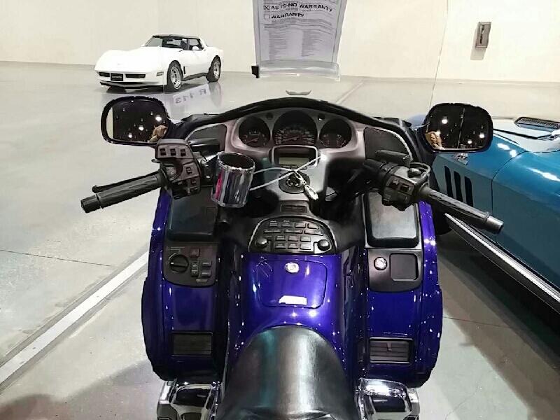 2nd Image of a 2002 HONDA GL1800