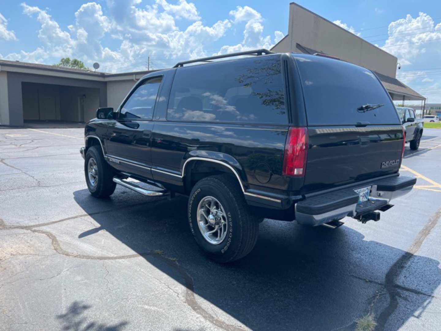 2nd Image of a 1998 CHEVROLET TAHOE
