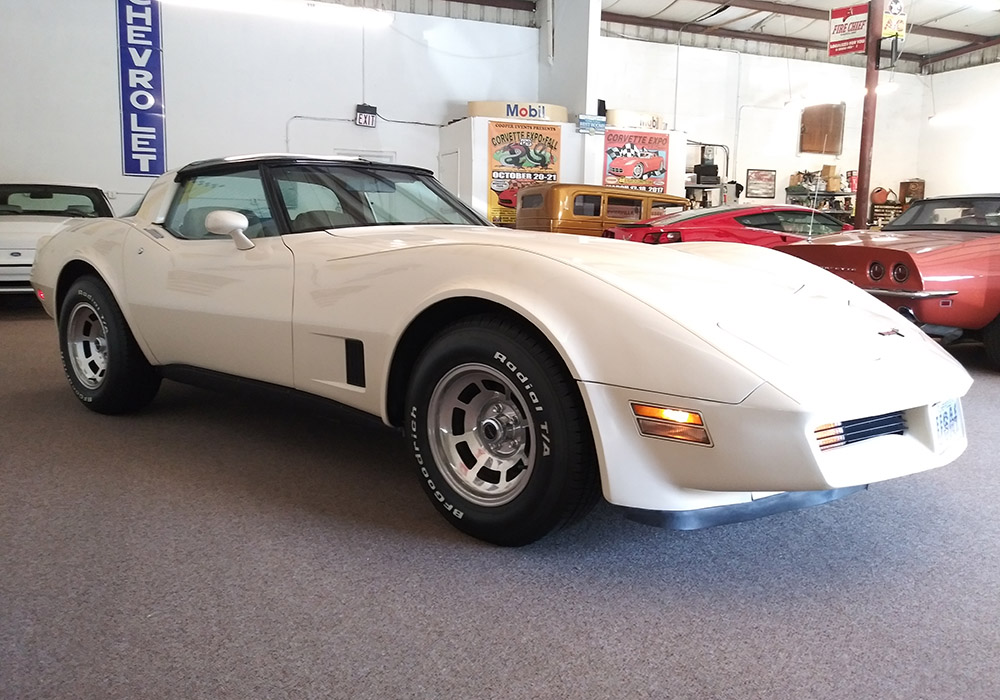 2nd Image of a 1981 CHEVROLET CORVETTE