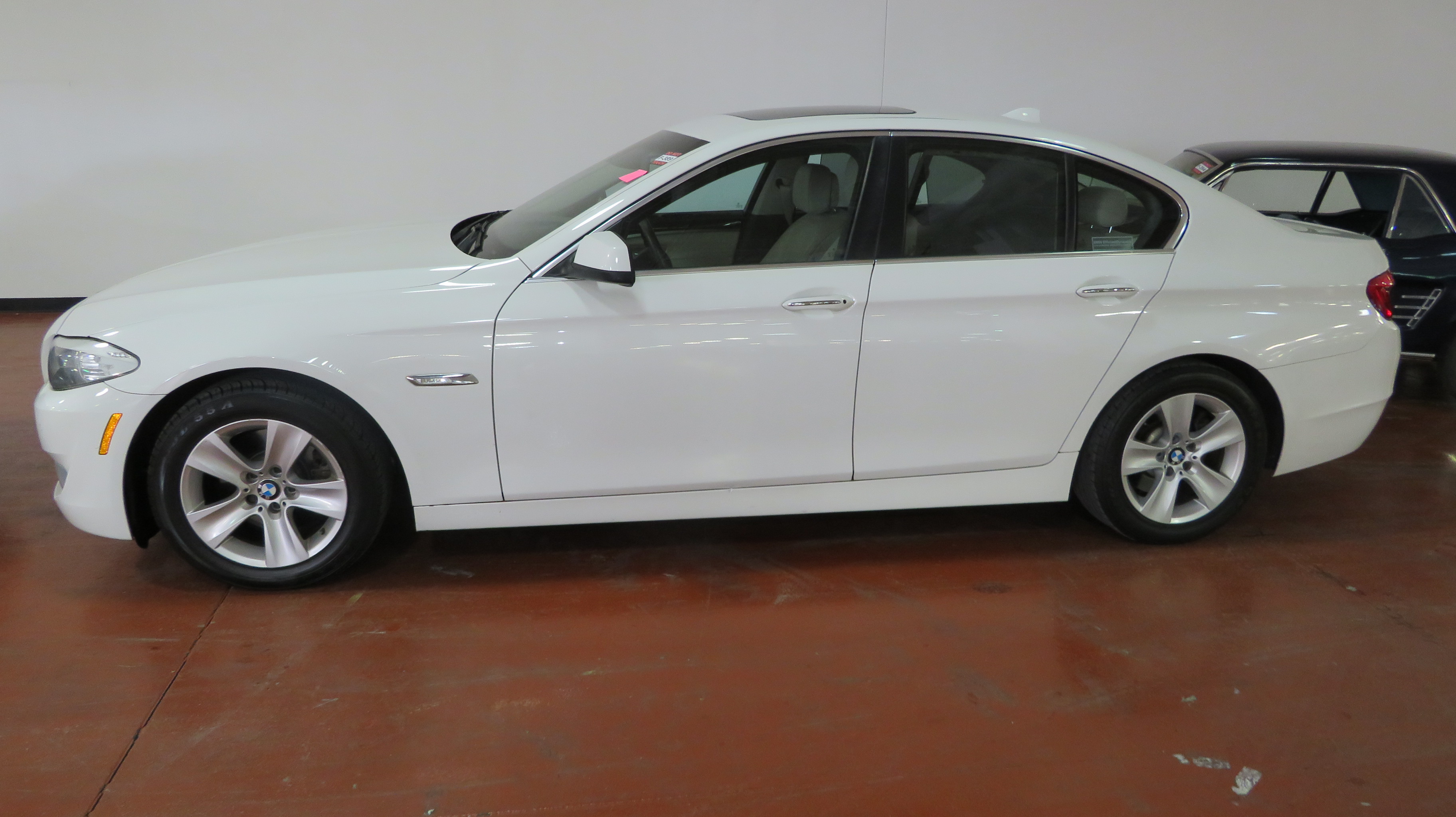 3rd Image of a 2012 BMW 5 SERIES 528I