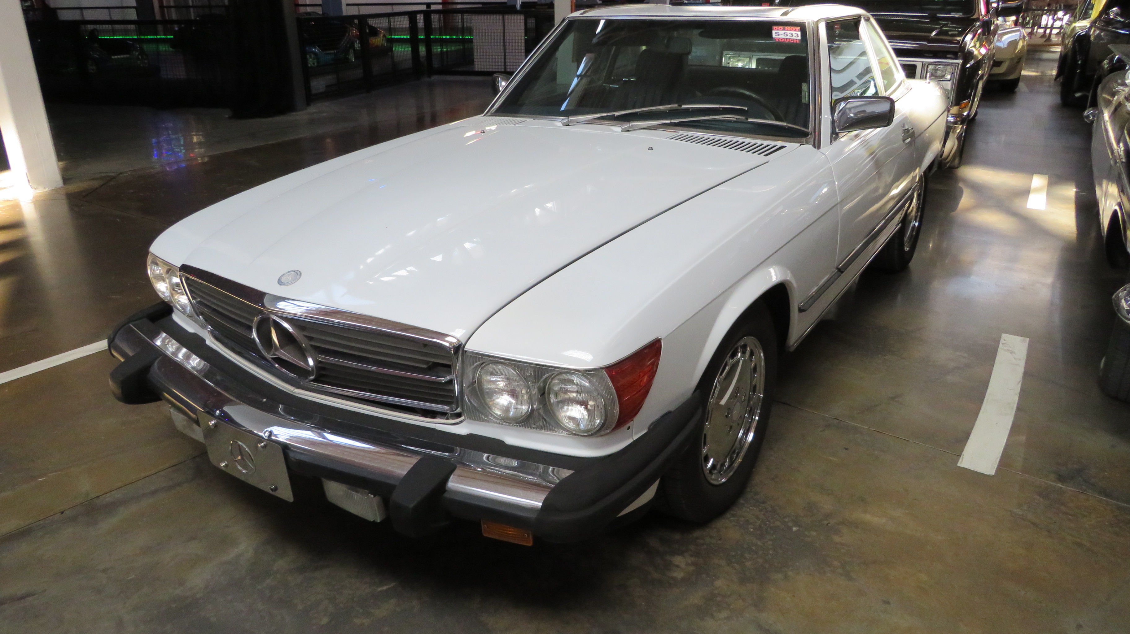 2nd Image of a 1987 MERCEDES-BENZ 560SL