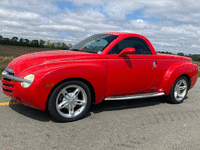 Image 2 of 7 of a 2003 CHEVROLET SSR LS
