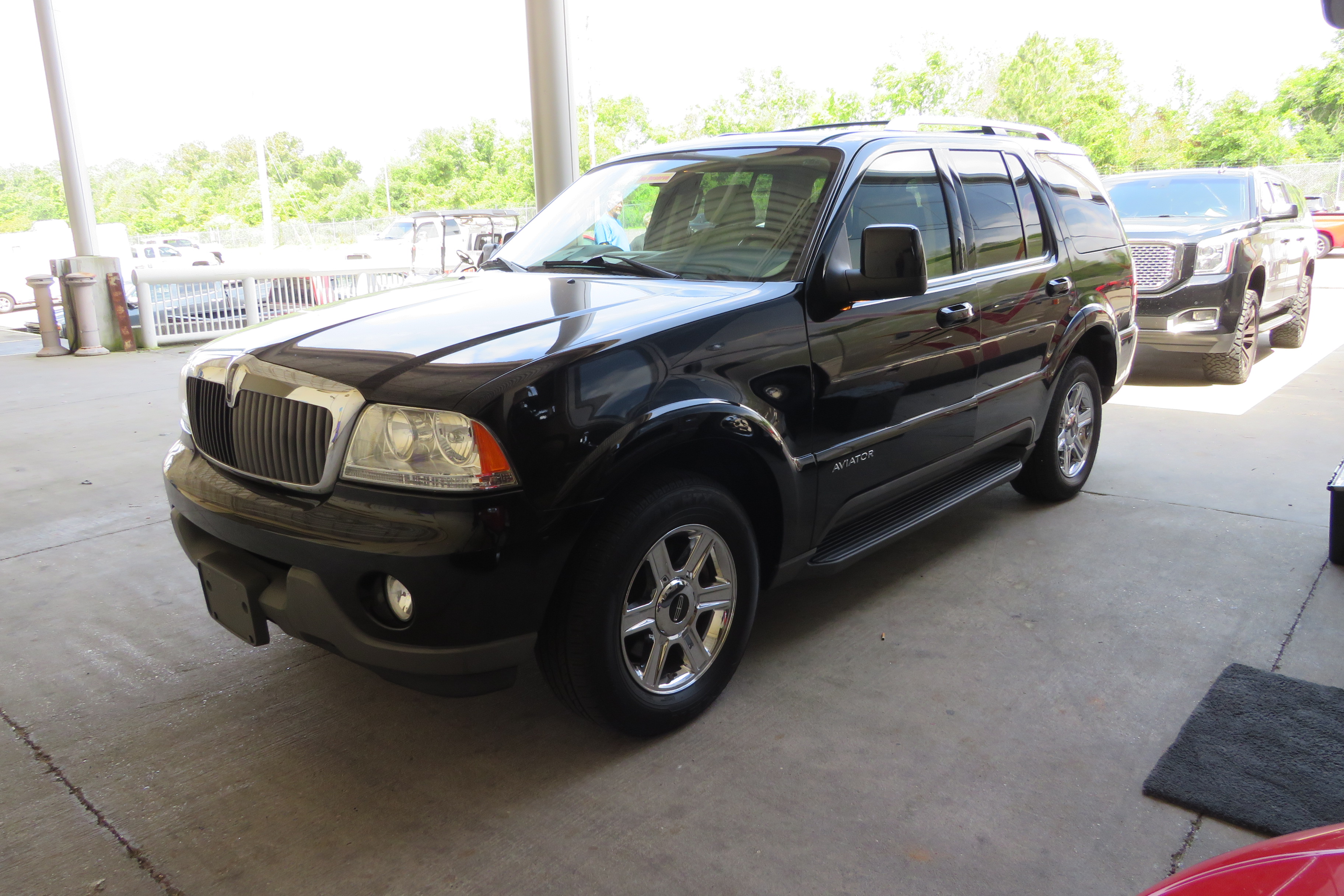 2nd Image of a 2004 LINCOLN AVIATOR