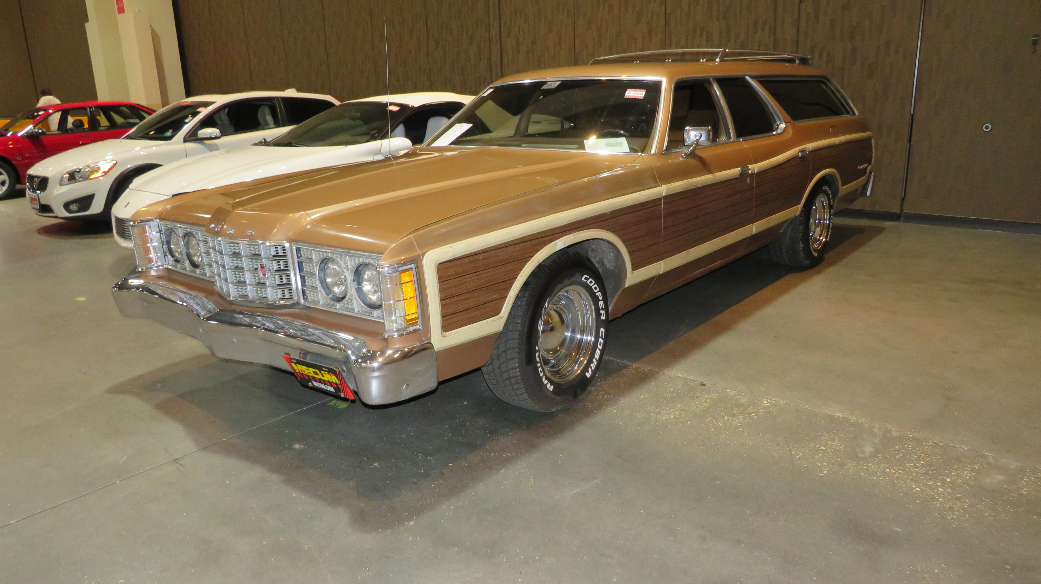 2nd Image of a 1973 FORD COUNTRY SQUIRE