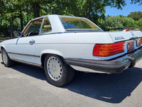 Image 4 of 14 of a 1988 MERCEDES-BENZ 560 SL