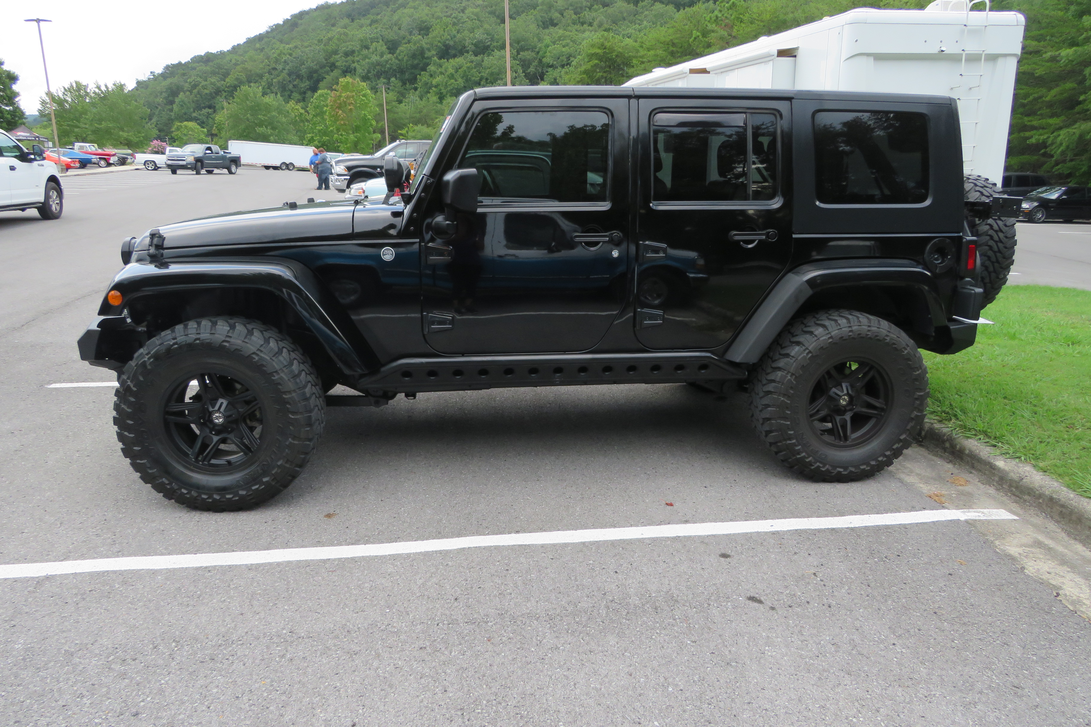 3rd Image of a 2010 JEEP WRANGLER UNLIMITED