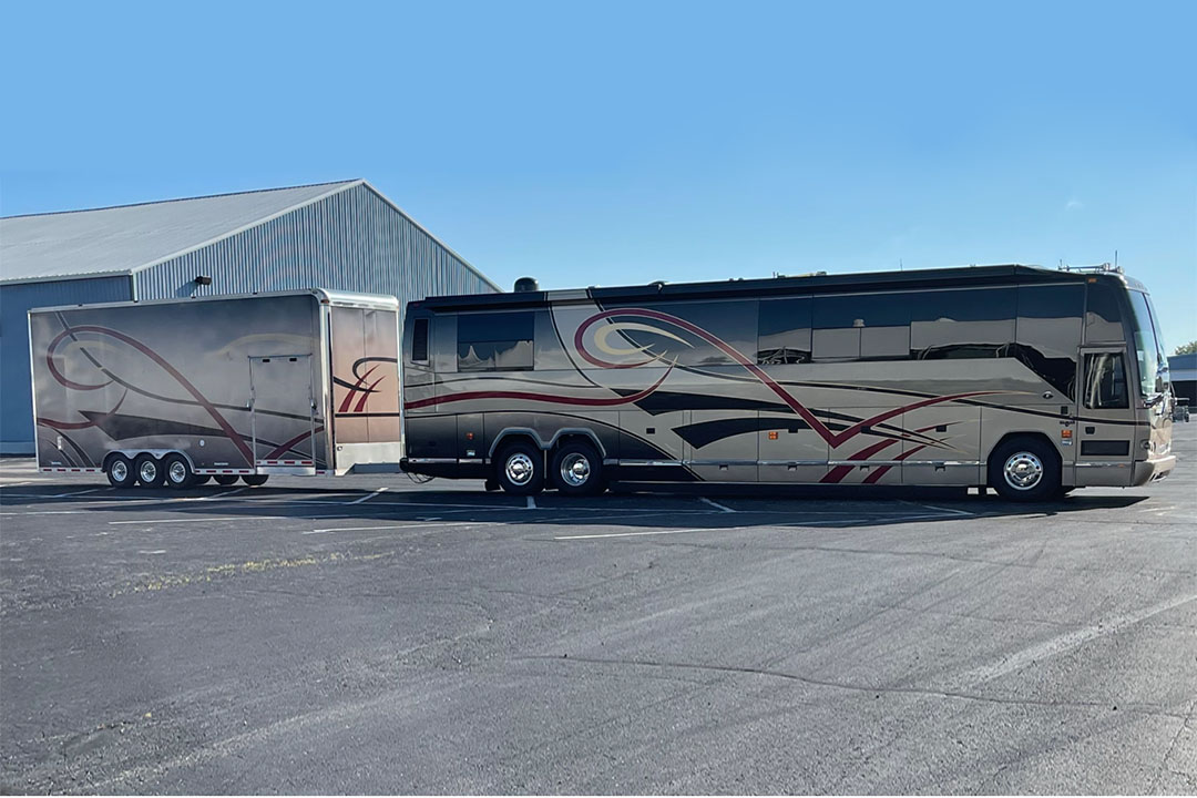 2nd Image of a 2003 PREVOST FEATHERLITE H3-45