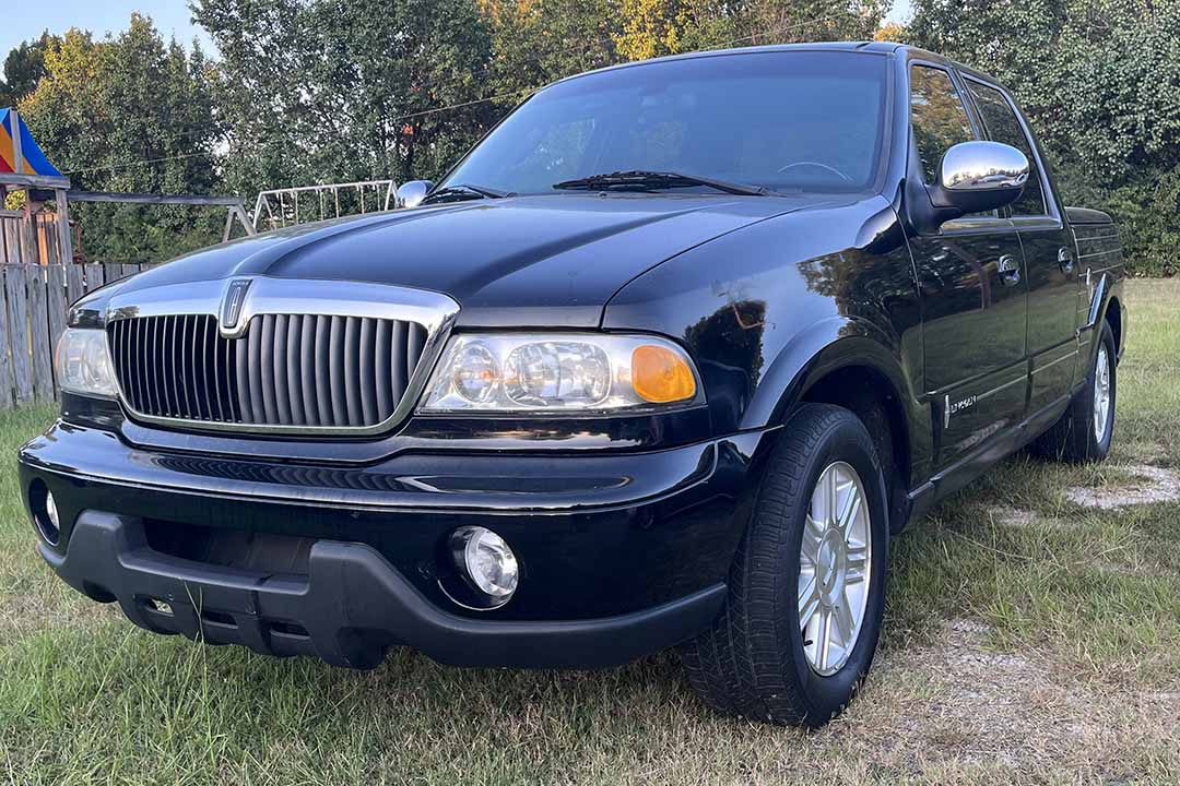 2nd Image of a 2002 LINCOLN BLACKWOOD