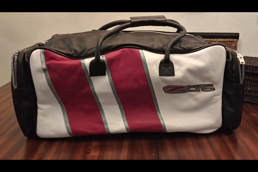 2nd Image of a N/A GENUINE LEATHER CORVETTE 106 BAG