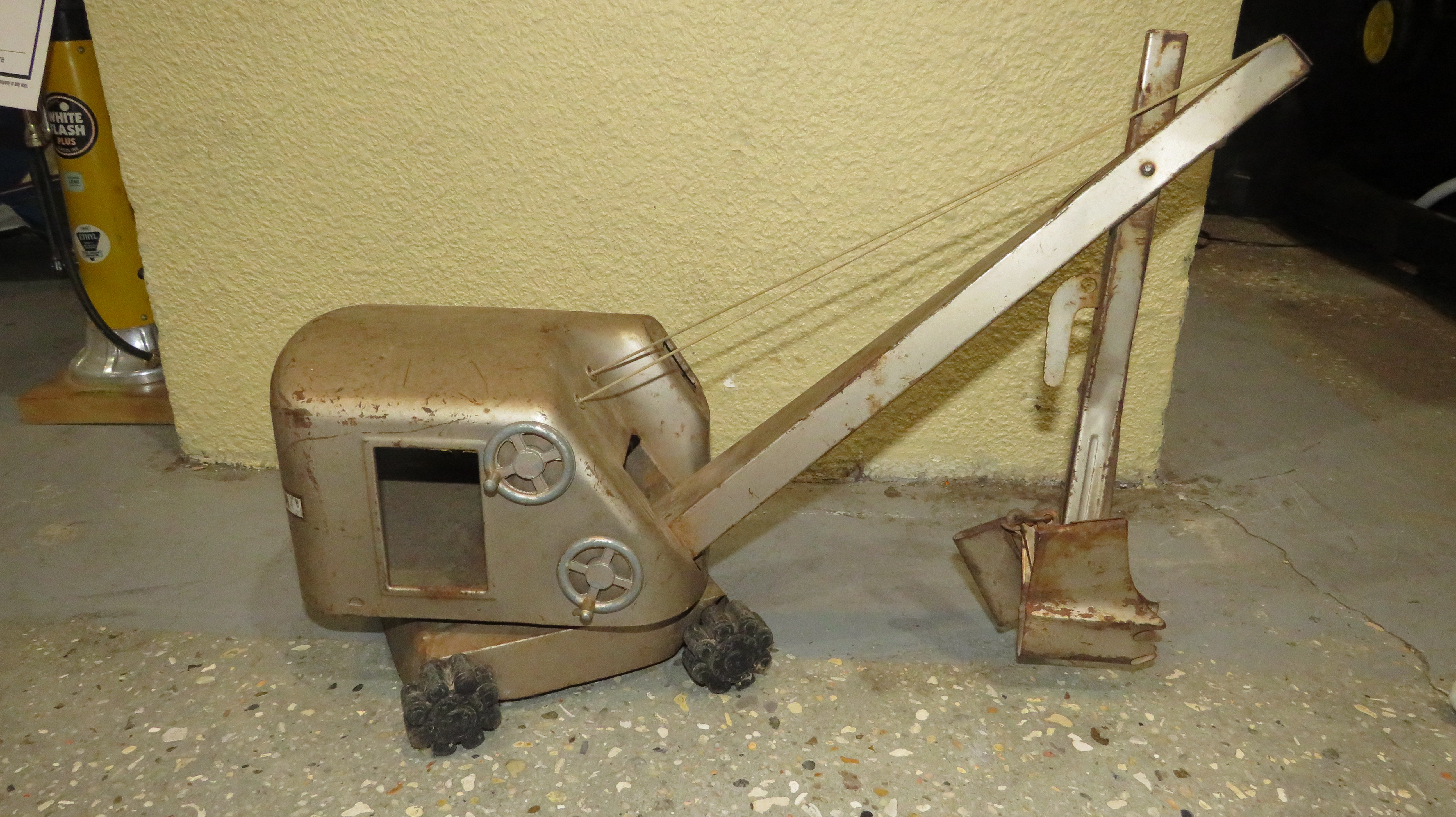 1st Image of a N/A STRUTCO EARTH MOVER VINTAGE METAL