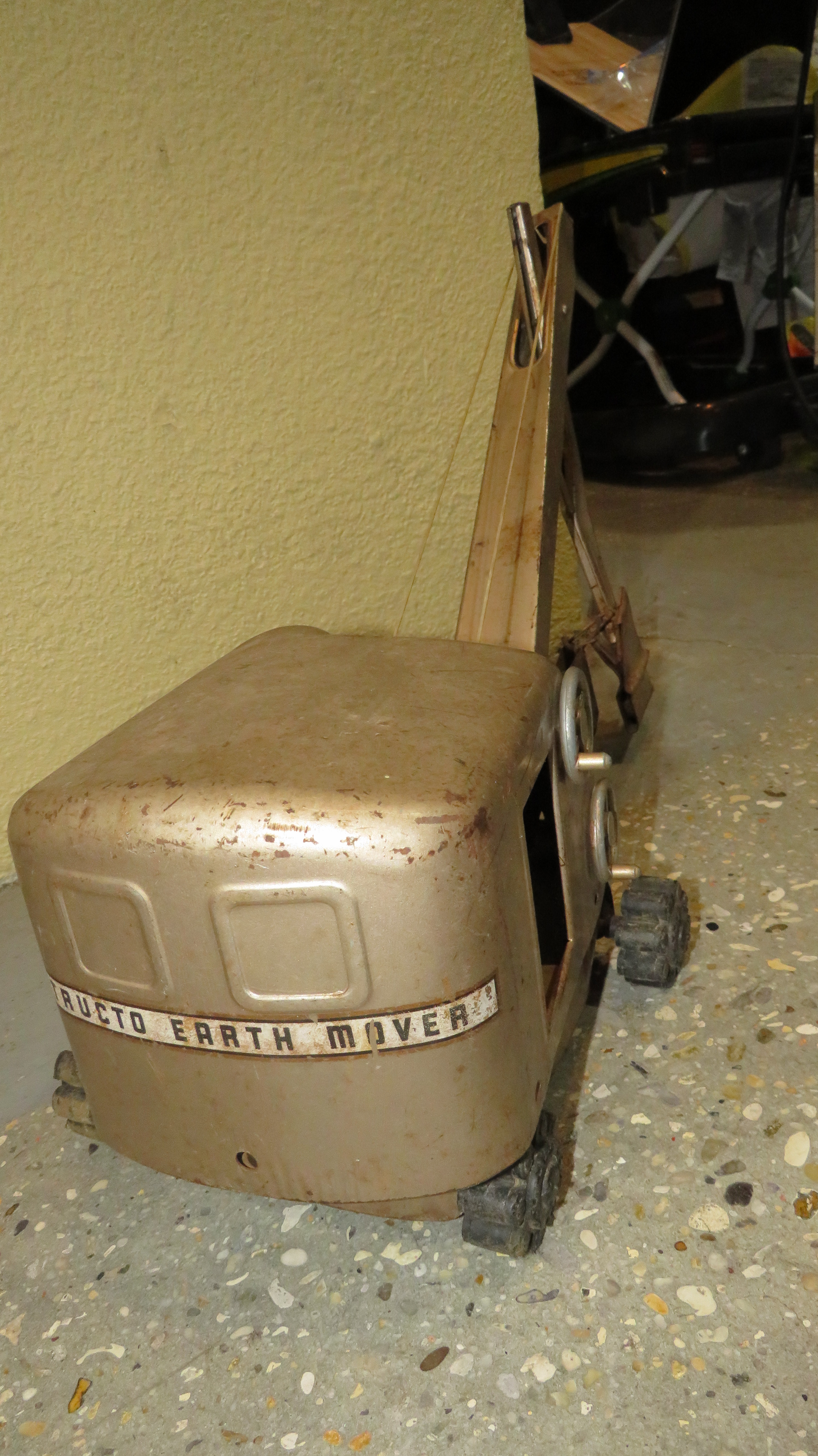 2nd Image of a N/A STRUTCO EARTH MOVER VINTAGE METAL
