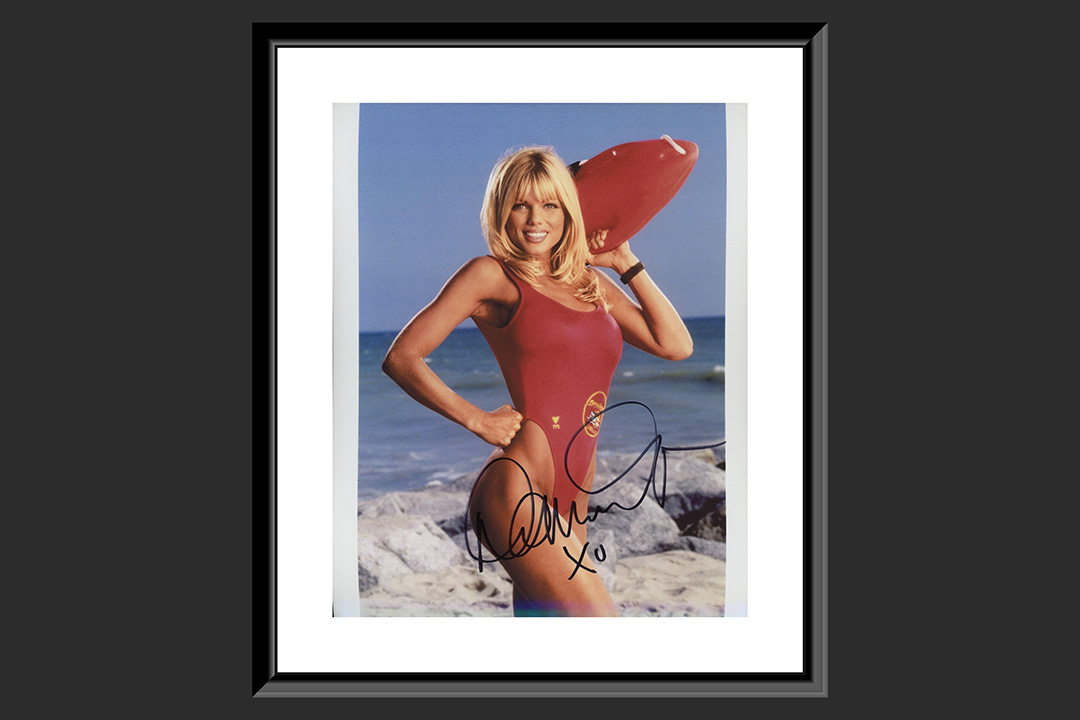 0th Image of a N/A BAYWATCH DONNA D'ERRICO SIGNED PHOTO