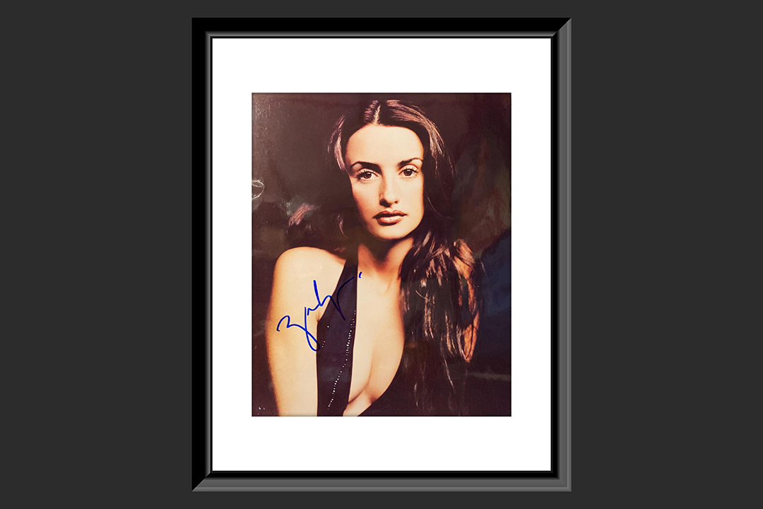 0th Image of a N/A PENELOPE CRUZ SIGNED PHOTO