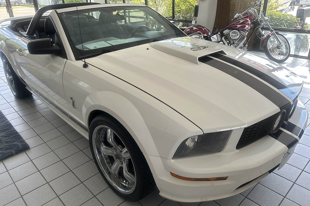 2nd Image of a 2006 FORD MUSTANG GT