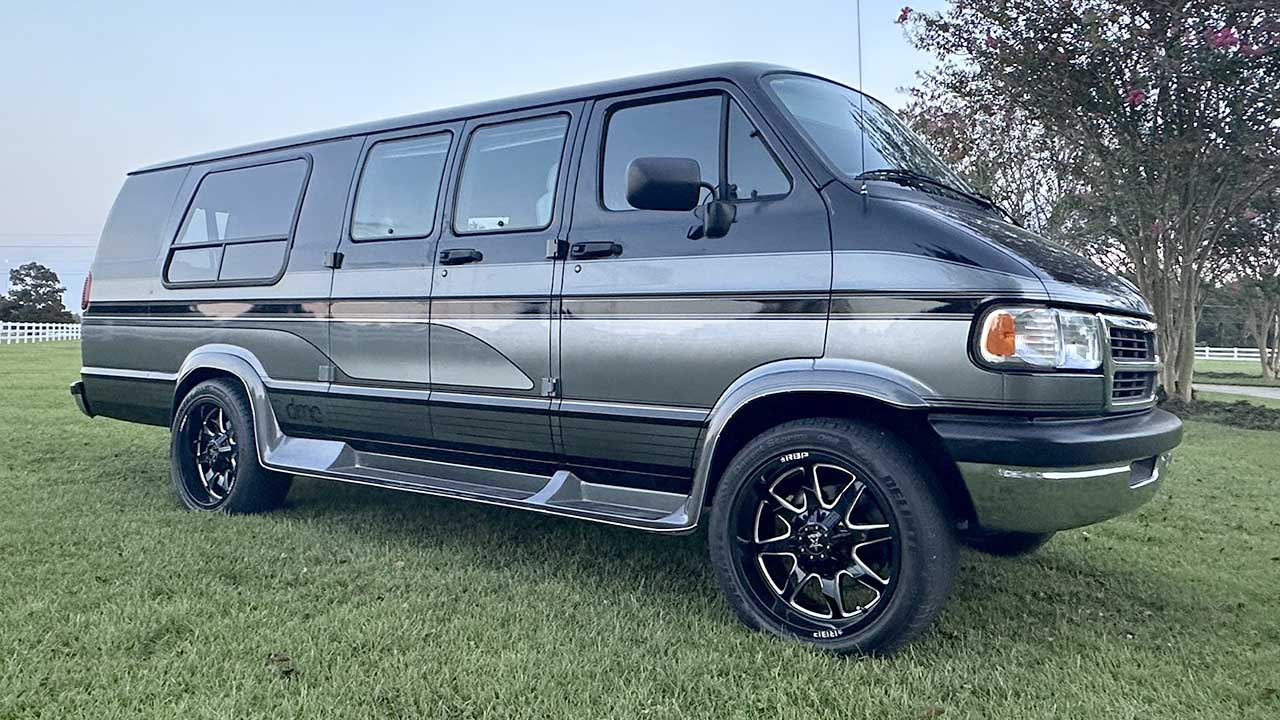 2nd Image of a 1996 DODGE RAM VAN 3500; 1 TON