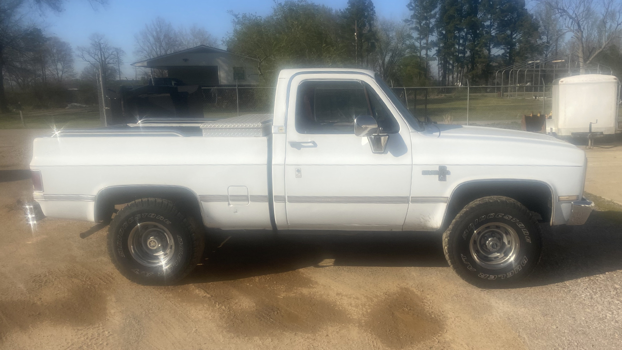 3rd Image of a 1985 CHEVROLET C10