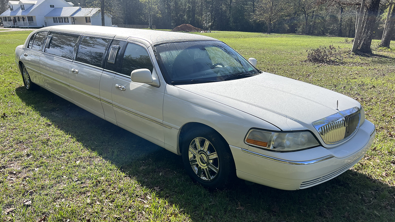 1st Image of a 2011 LINCOLN TOWN CAR EXECUTIVE