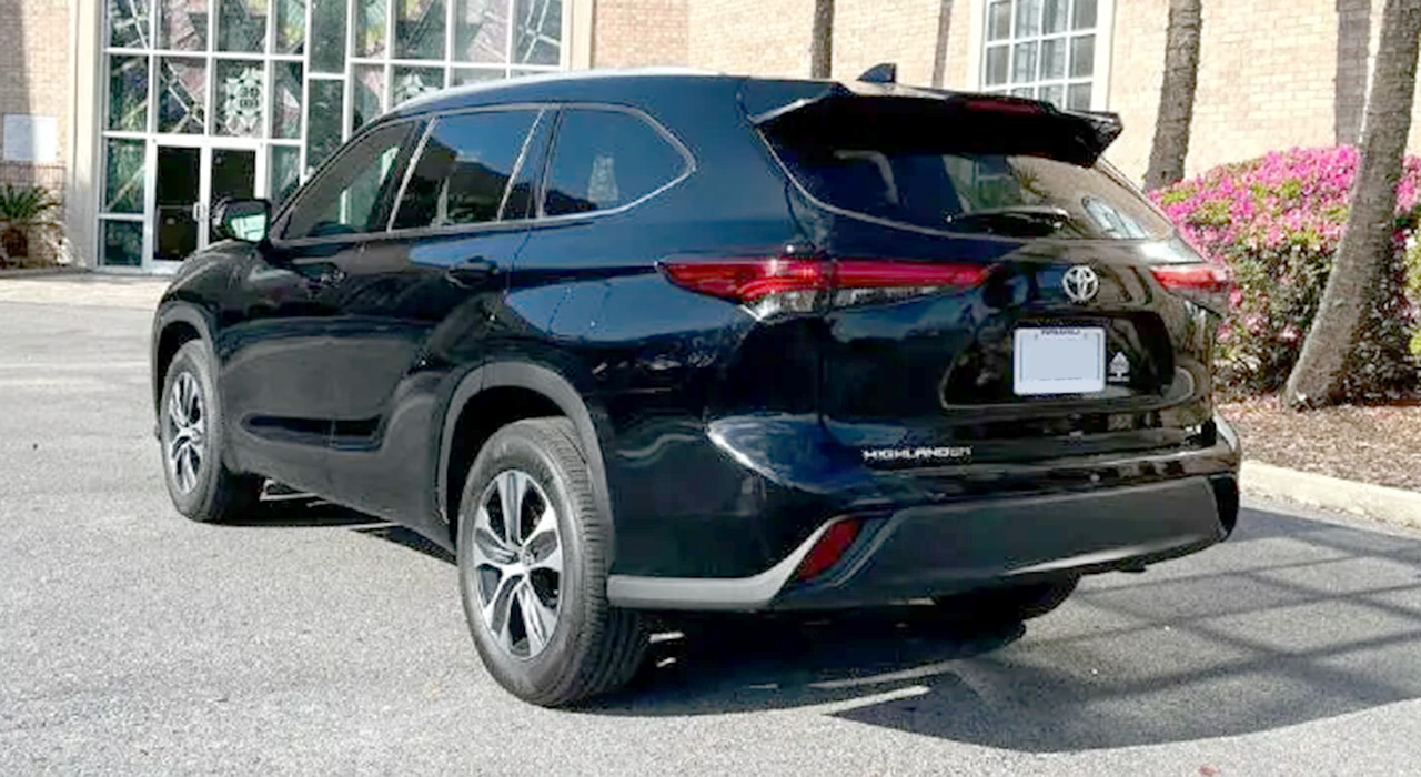 2nd Image of a 2022 TOYOTA HIGHLANDER XLE