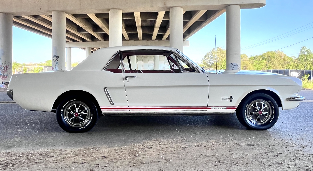 2nd Image of a 1965 FORD MUSTANG