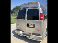 Image 5 of 14 of a 2004 GMC SAVANA 1500