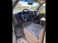 Image 8 of 14 of a 2004 GMC SAVANA 1500