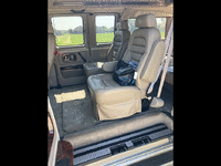 Image 10 of 14 of a 2004 GMC SAVANA 1500