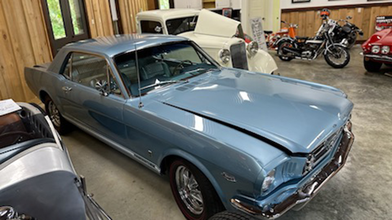 2nd Image of a 1965 FORD MUSTANG