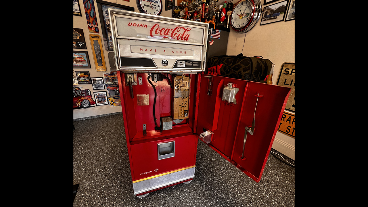 3rd Image of a N/A COCA COLA VENDING MACHINE