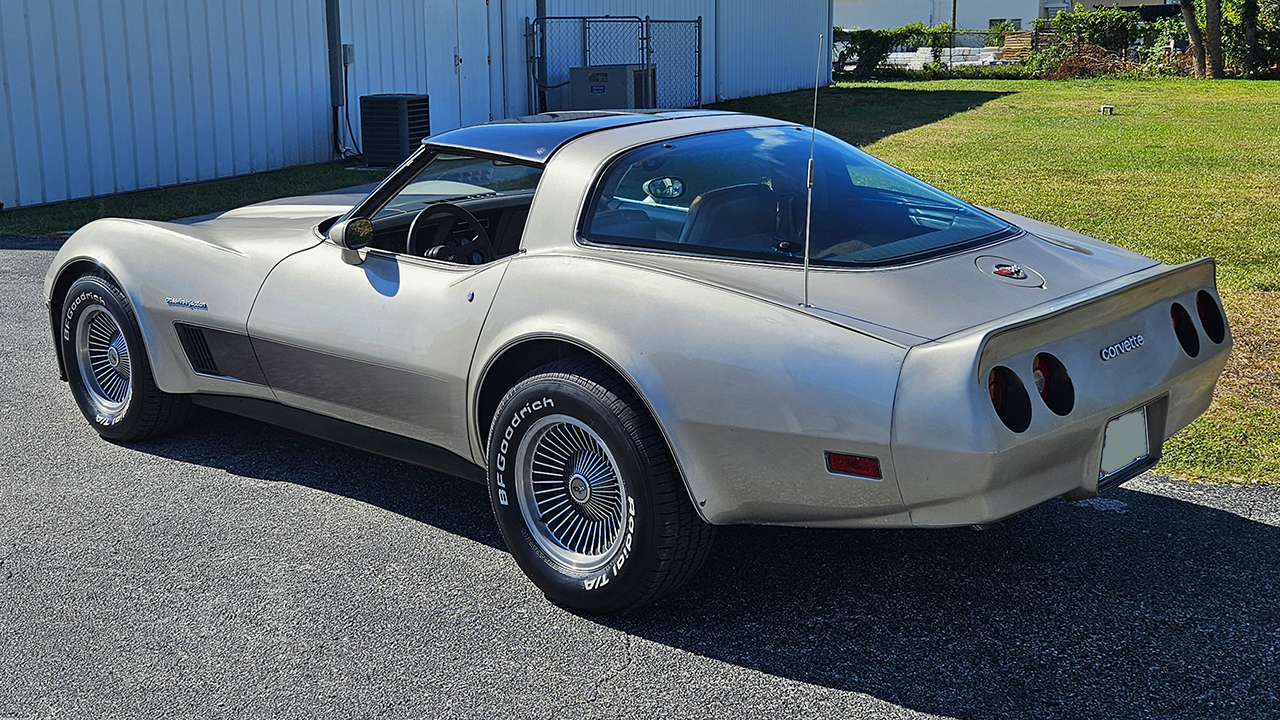 2nd Image of a 1982 CHEVROLET CORVETTE