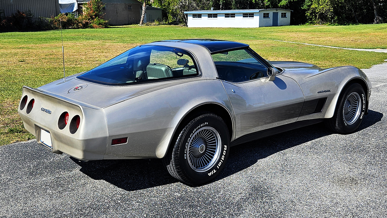 3rd Image of a 1982 CHEVROLET CORVETTE