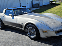 Image 2 of 19 of a 1982 CHEVROLET CORVETTE