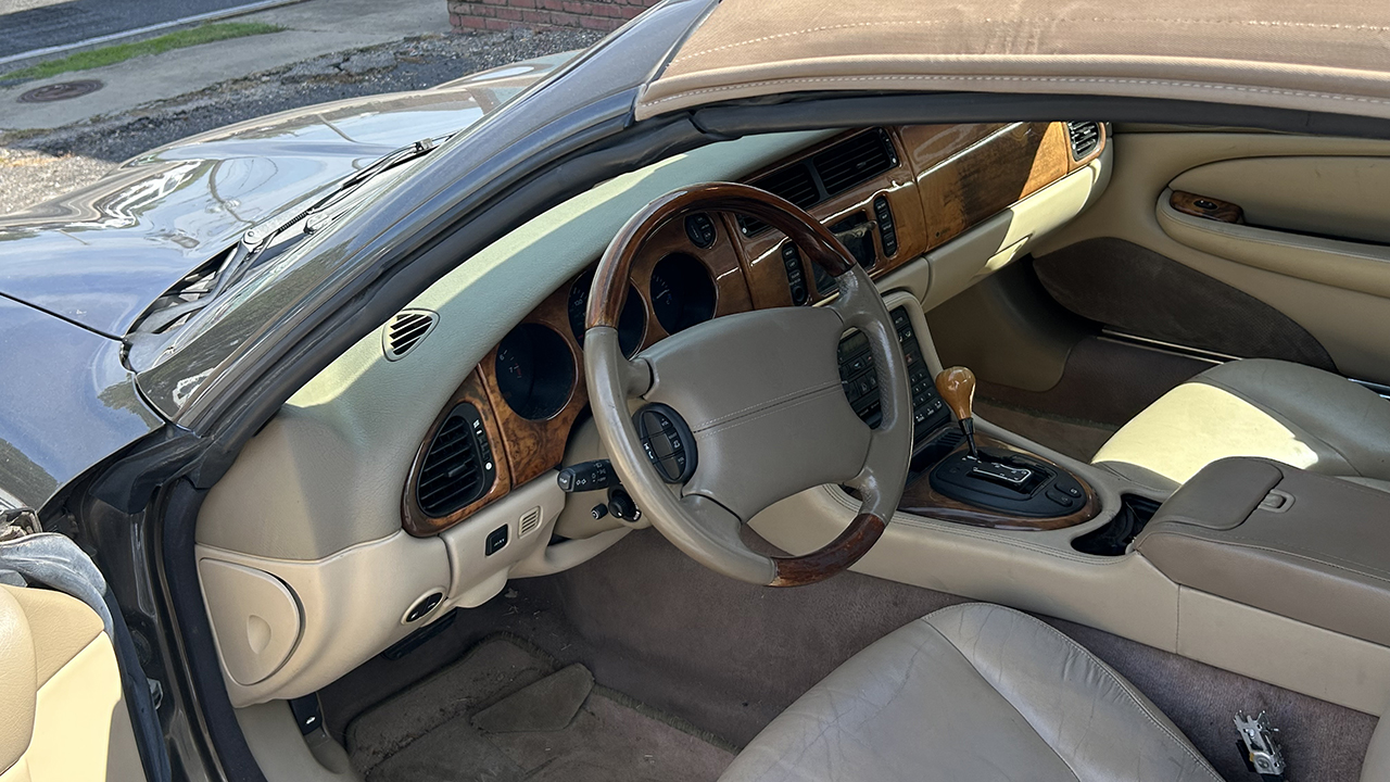 3rd Image of a 2001 JAGUAR XK8