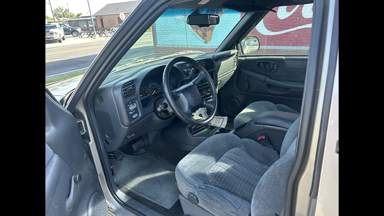 4th Image of a 2000 CHEVROLET S10