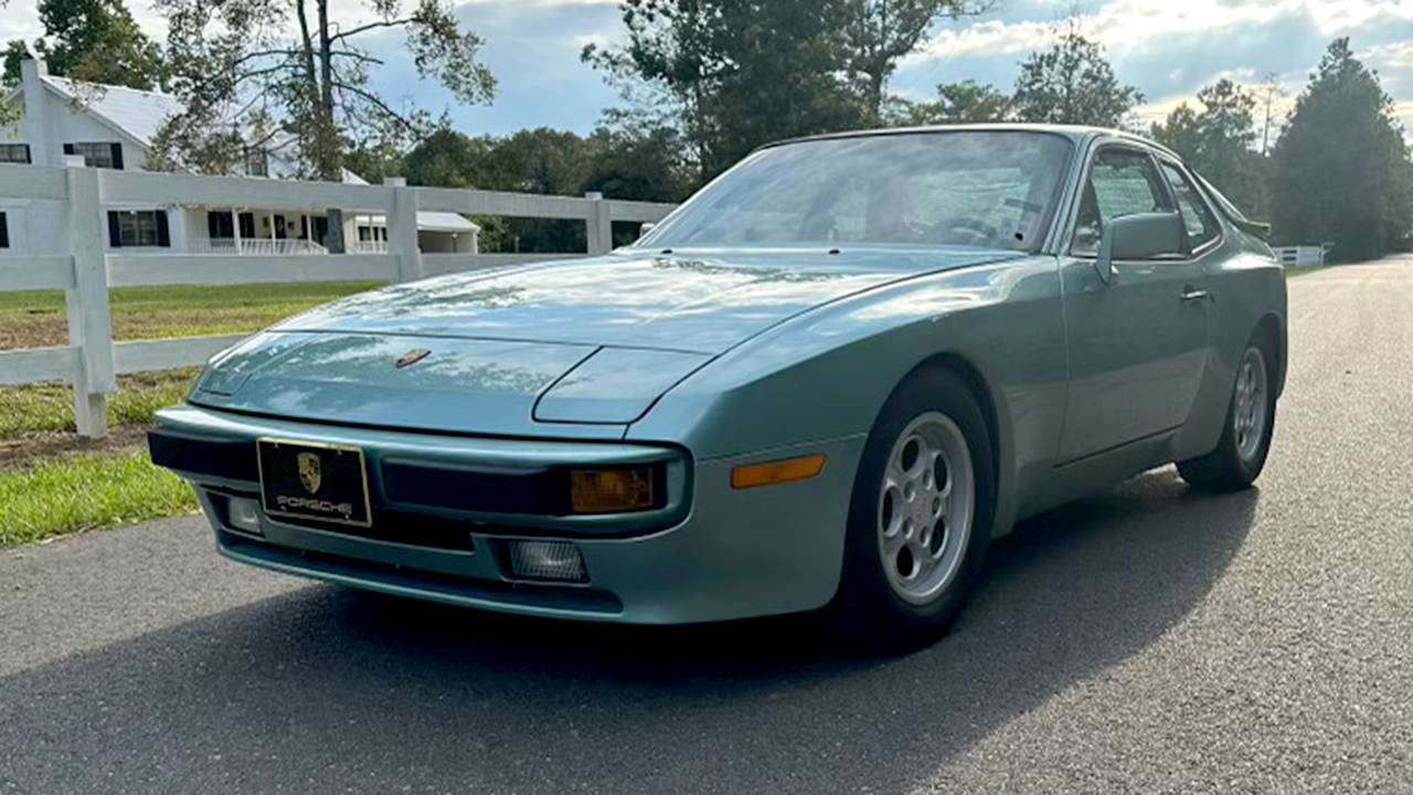 1st Image of a 1986 PORSCHE 944