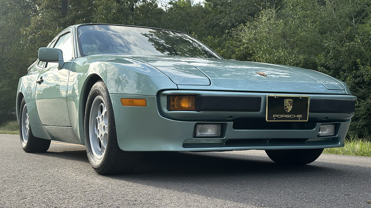 2nd Image of a 1986 PORSCHE 944