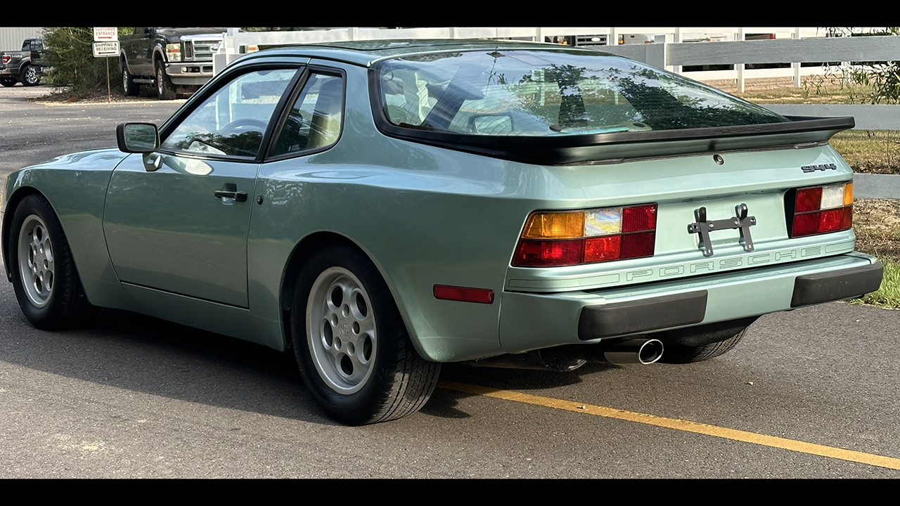 3rd Image of a 1986 PORSCHE 944