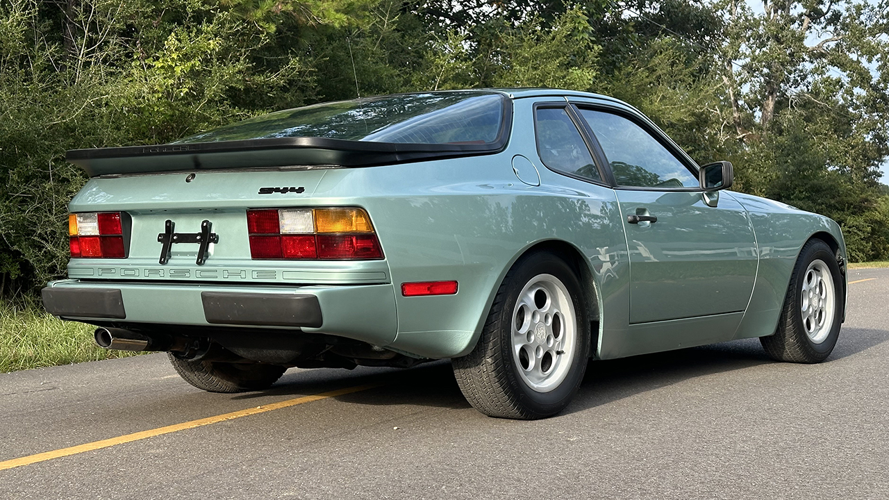 4th Image of a 1986 PORSCHE 944