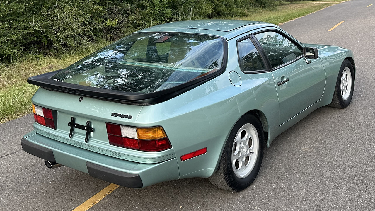 5th Image of a 1986 PORSCHE 944