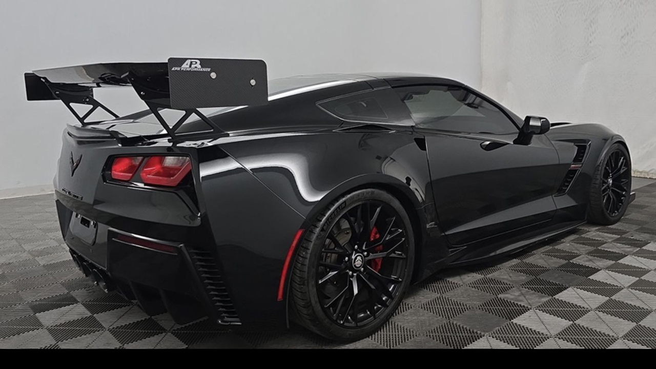 2nd Image of a 2019 CHEVROLET CORVETTE