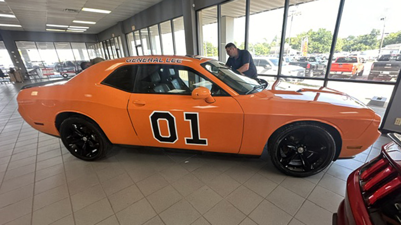 2nd Image of a 2014 DODGE CHALLENGER