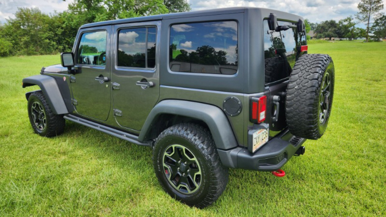 2nd Image of a 2016 JEEP RUBICON