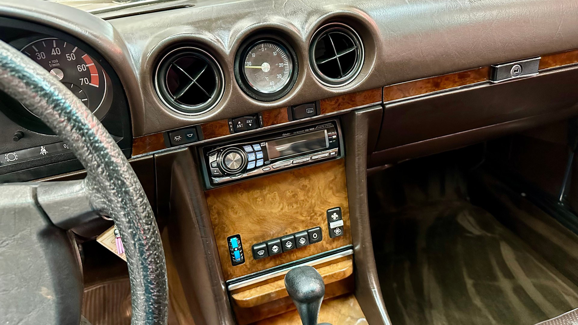 17th Image of a 1985 MERCEDES-BENZ 380 380SL