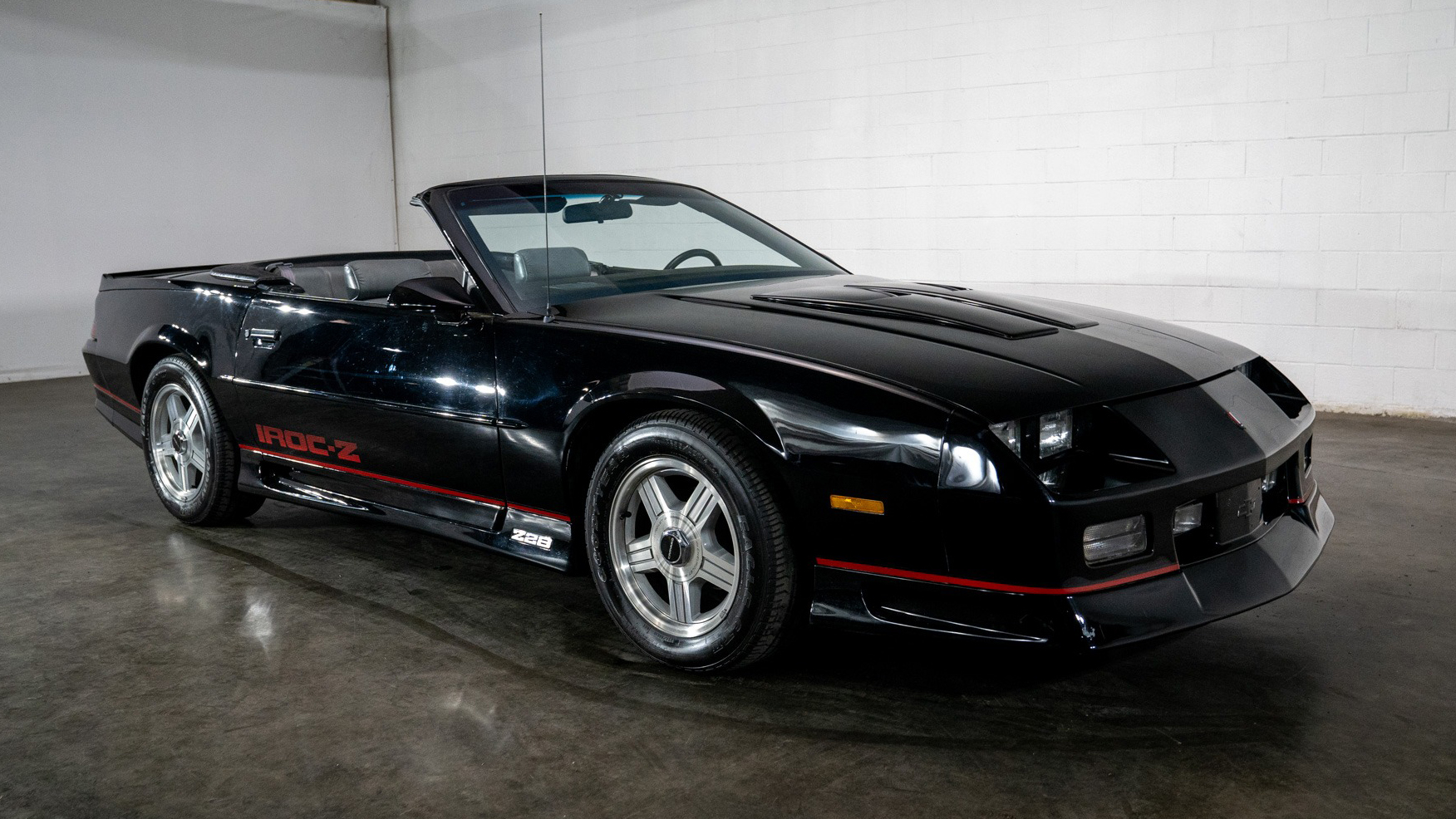 2nd Image of a 1992 CHEVROLET CAMARO IROC Z28