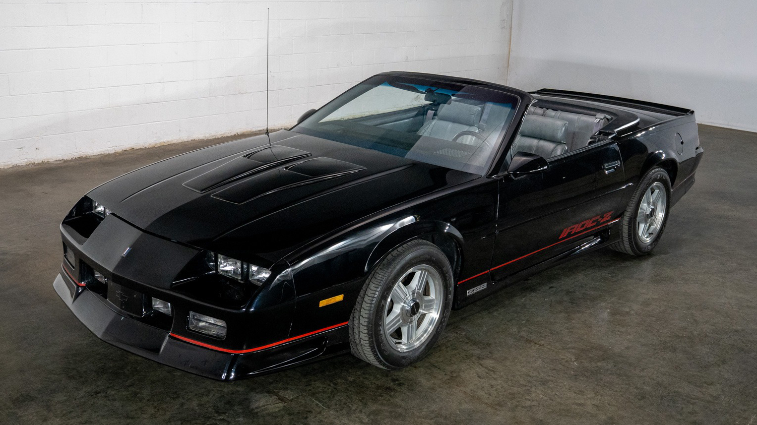 4th Image of a 1992 CHEVROLET CAMARO IROC Z28