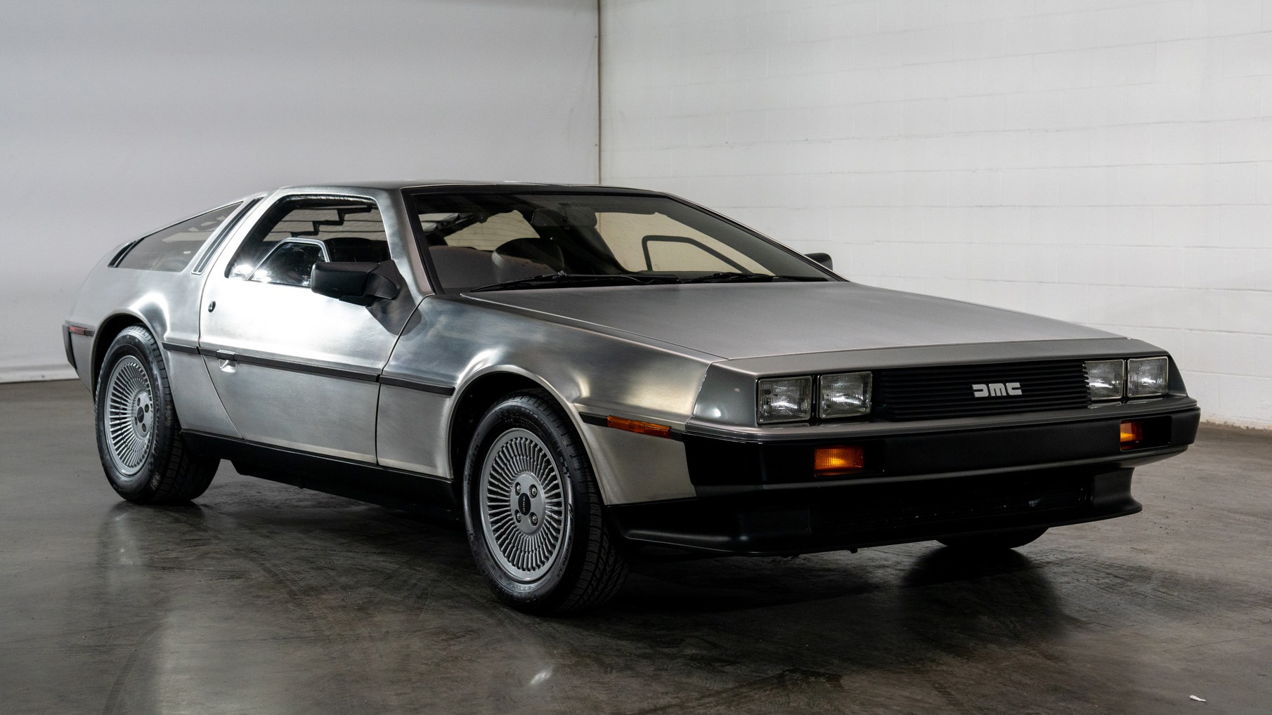 2nd Image of a 1981 DELOREAN DMC 12