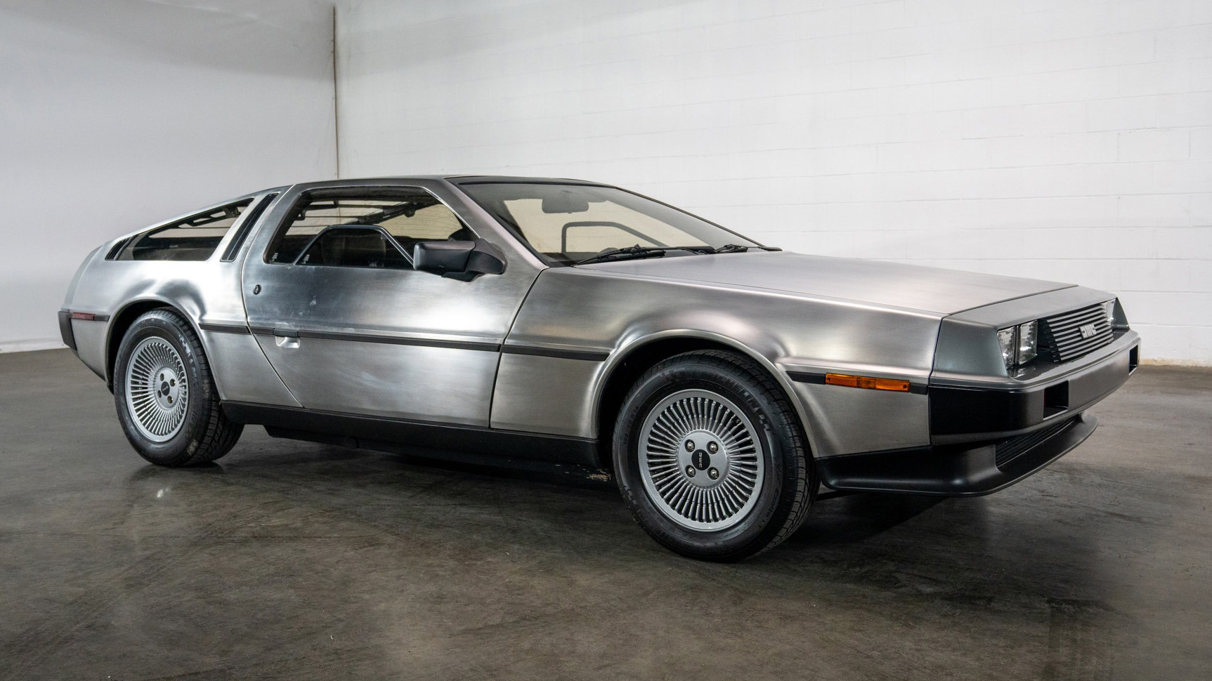 3rd Image of a 1981 DELOREAN DMC 12