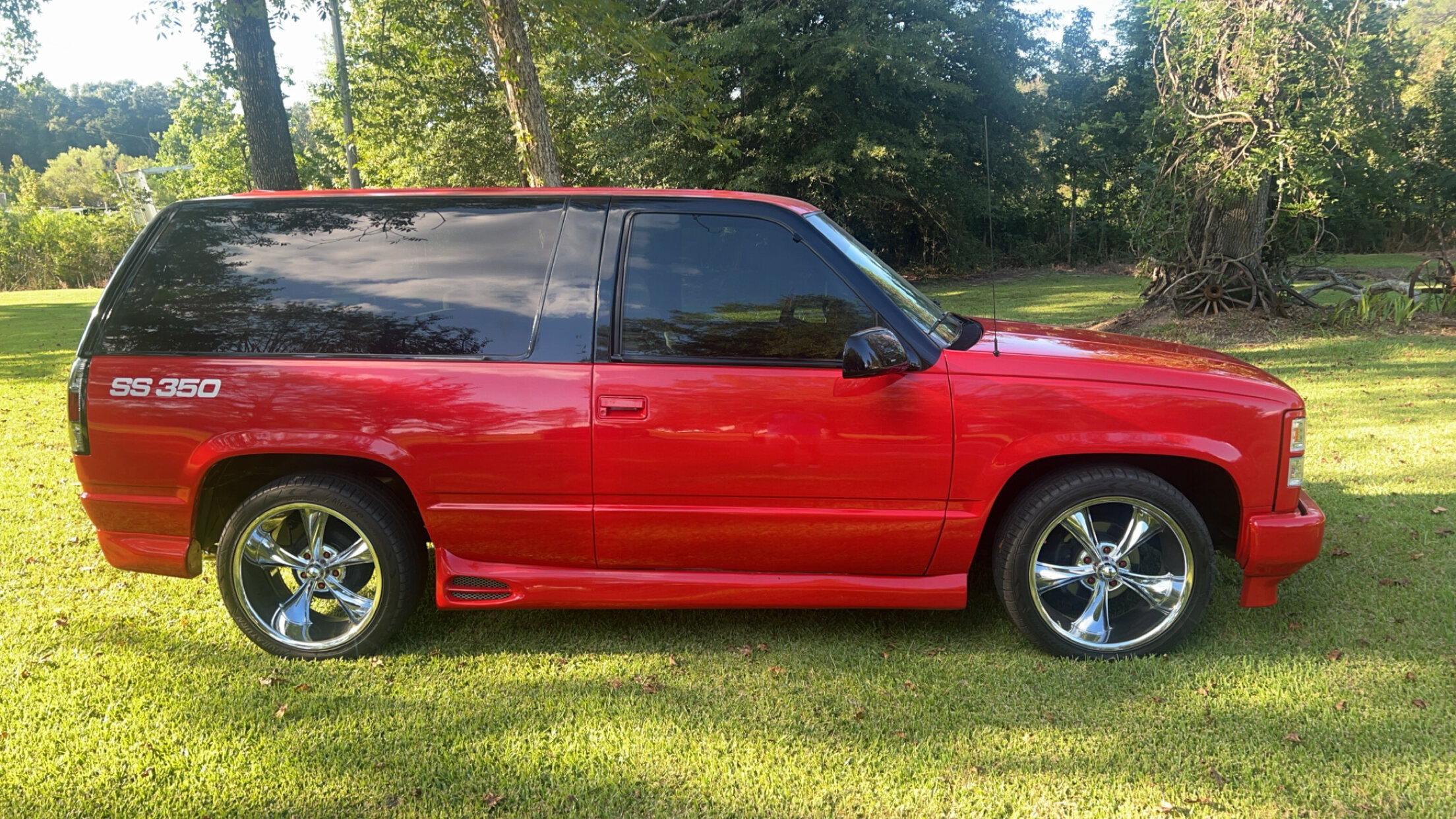 3rd Image of a 1996 CHEVROLET TAHOE