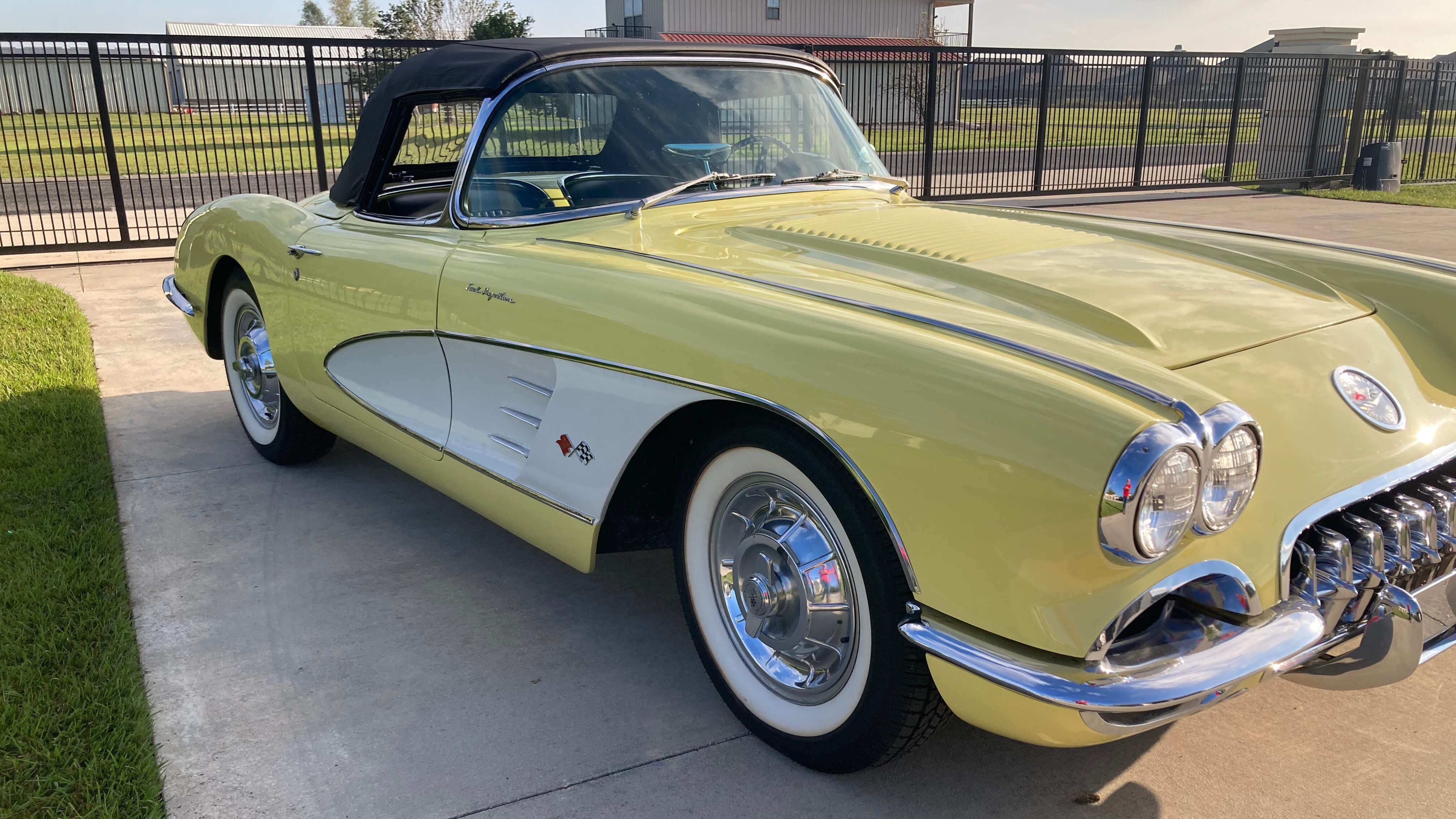 2nd Image of a 1958 CHEVROLET CORVETTE